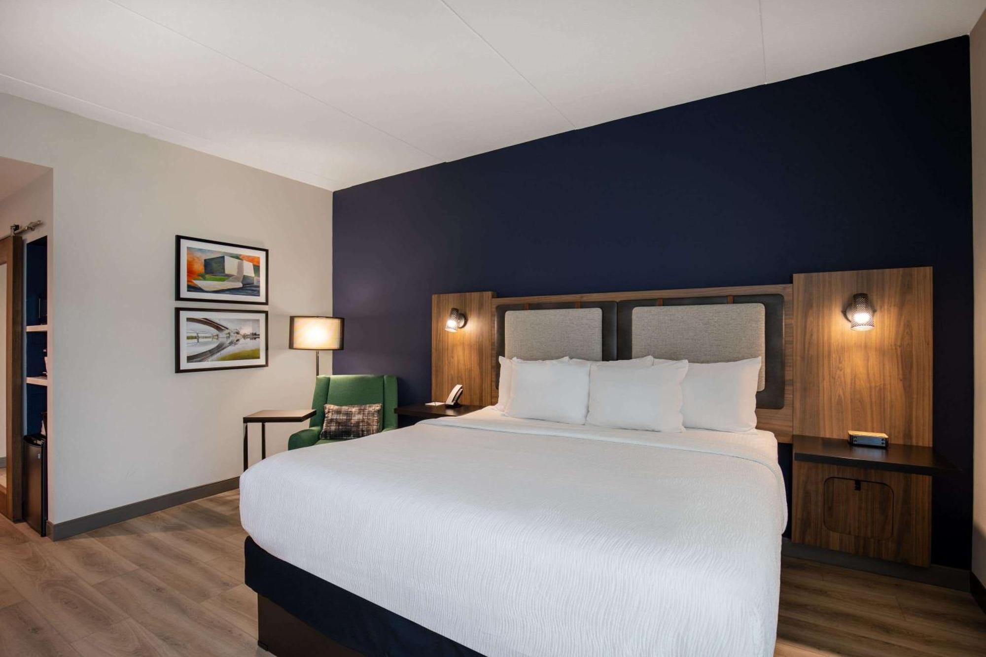 La Quinta Inn & Suites By Wyndham Chattanooga Downtown/South Екстериор снимка